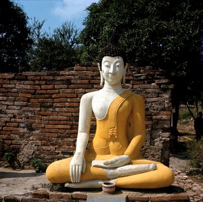 En statue av Buddha utenfor tempelet av Thai Thai