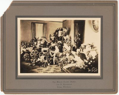 Fotografisk trykk av blomsteroppsatser for begravelse for Samuel M. Jackson Jr., september 1928. av The Blanch Randle Studio