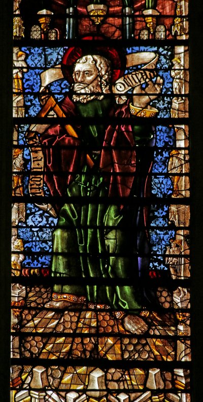 Vindu som viser apostelen St. Thomas med trosbekjennelsesrulle (farget glass) av Thiebaut de Lixheim