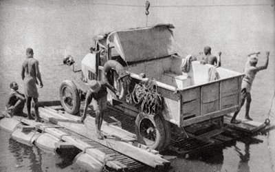 Krysser Chambesi-elven på en ødelagt pongtong, Nord-Rhodesia, 1925 1927 av Thomas A. Glover