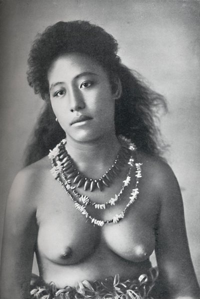 En samoansk belle, iført halskjeder med tenner og skjell, 1902 av Thomas Andrew