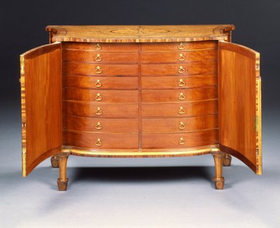 En av et par George III-kommoder (harewood og kingwood) av Thomas Chippendale