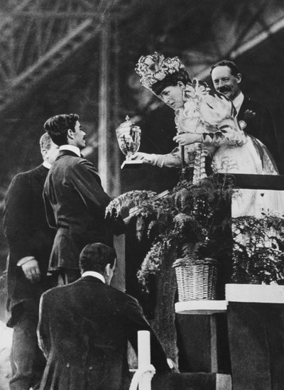Dronning Alexandra overrakte en spesiell kopp til Dorando for å minnes hans store innsats for å vinne det olympiske maraton i juli 1908 av Thomas E. and Horace Grant Grant