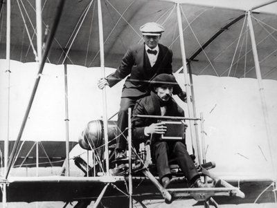 Thomas E. Grant med Mr Lewis Turner i en flyvende maskin for å fotografere Eclipse, 1912 av Thomas E. and Horace Grant Grant