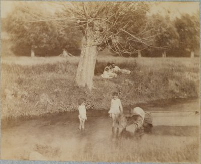 Tre barn og en hund som leker i bekken, 4. juli 1883 av Thomas Eakins