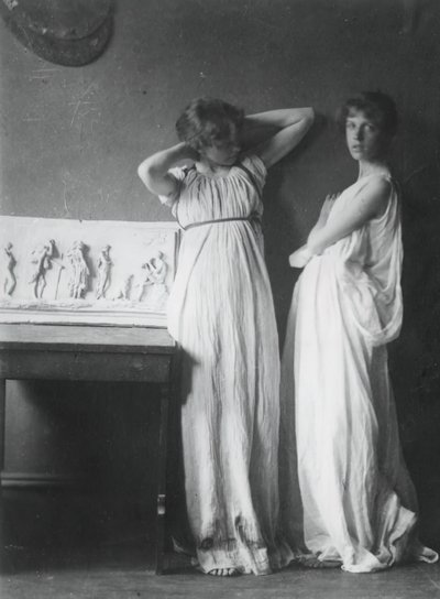 Uidentifiserte modeller i greske kostymer, ca. 1883. av Thomas Eakins