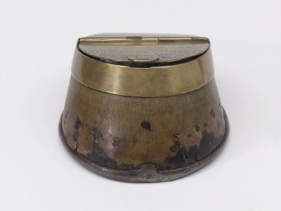 Hestehovblekkhus som tilhører kaptein William Tyrwhitt Drake, Royal Horse Guards, ca. 1829 (blekkhus, hestehov) av Thomas Lee