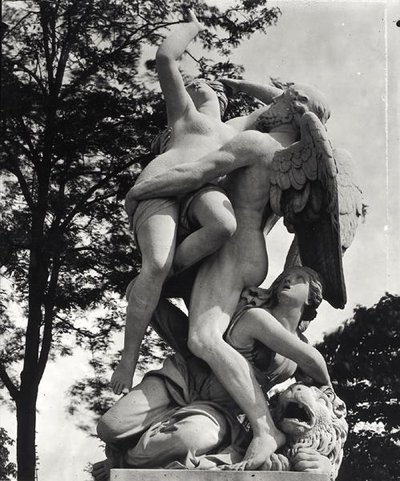 Saturn Abducting Cybele, allegori av jorden, ca. 1675-80, fotografert i Jardin des Tuileries, Paris, av Adolphe Giraudon (1849-1929) (marmor) (s/hvitt-foto) av Thomas Regnaudin