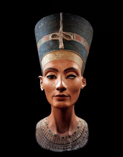 Byste av Nefertiti (c1370-c1330 f.Kr.) Store kongelige hustru (hovedkonsort) til den egyptiske farao Akhenaten. Nefertiti og mannen hennes var kjent for en religiøs revolusjon. De tilba bare én gud, Aten, solskive. av Thutmose Thutmose
