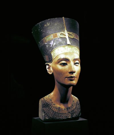 Byste av Nefertiti (c1370-c1330 f.Kr.) Store kongelige hustru (hovedkonsort) til den egyptiske farao Akhenaten. Nefertiti og mannen hennes var kjent for en religiøs revolusjon. De begynte å tilbe bare én gud, Aten, solskive. av Thutmose Thutmose