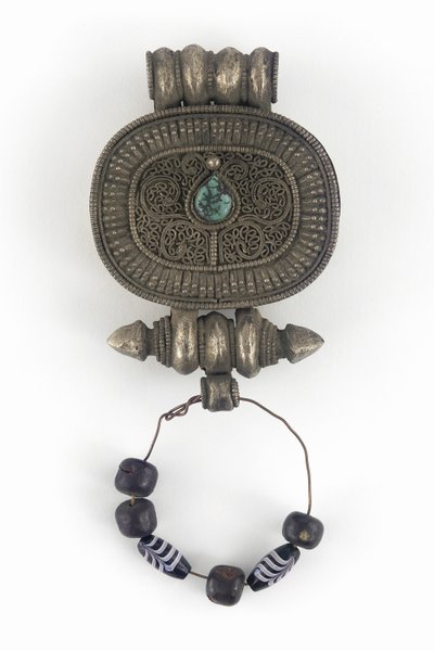 Amulettveske (Gau) (sølv, glassperler og turkis) av Tibetan School