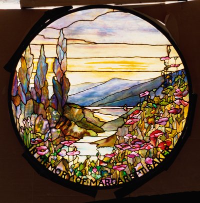 Vindu med solnedgang og fjell, Tiffany Studios, ca. 1900 av Tiffany Studios