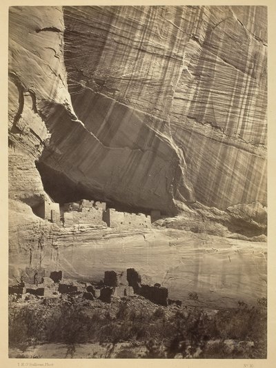 Gamle ruiner i Cañon de Chelle, NM I en nisje 15 meter over dagens Cañon-bunn. av Timothy O