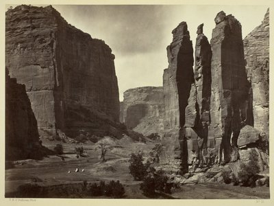 Cañon de Chelle, Walls of the Grand Cañon, omtrent 1200 fot i høyden, 1873 av Timothy OSullivan