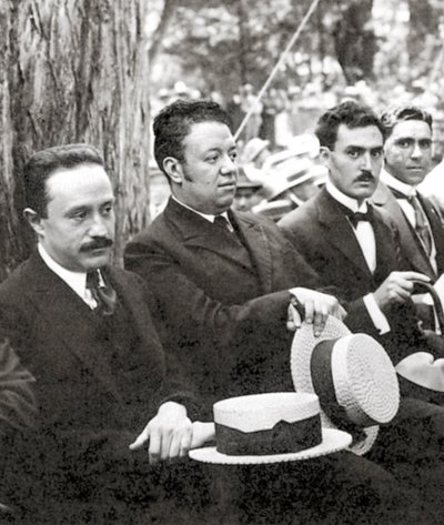 Jose Vasconcelos og Diego Rivera under et utendørsarrangement i Chapultepec Park, Mexico City, 1921 av Tina Modotti