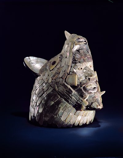 Hodet til et dyr med et menneskehode i de åpne kjevene, funnet i Tula, Hidalgo, Mexico, Early Post-Classic (900-1250) (keramikk med perlemormosaikk) av Toltec