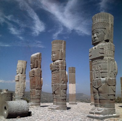 Atlantiske kolonner på Pyramid B i form av Toltec-krigere av Toltec Toltec