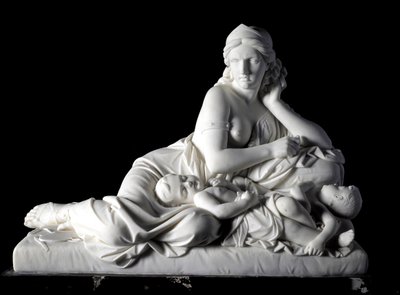 Medee tenker på å drepe barna sine Marmorskulptur av Tommaso Solari (1820-1897) 1863. Dim. 60x80x38 cm Fra samlingen til Prince Odone di savoia. Genes, Art Gallery Moderna, inv. 744 av Tommaso Solari