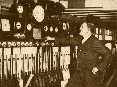 Opptak av daglig tidssignal på Liverpool Street Station, London og North Eastern Railway, 1930. av Topical Press Agency