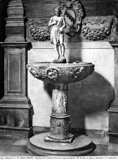 Helligvannsbasseng overbygd av en statuett av døperen Johannes, Basilica of S. Antonio, Padua av Tullio Lombardo