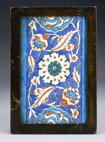 En Iznik-kantflis, med et sentralt blomsterhode mellom rullende palmett og løvranke, ca. 1570 (keramikk) av Turkish School