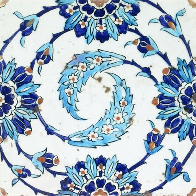 En Iznik-keramikkflis, med et spiralformet blomstermotiv, tidlig på 1600-tallet (keramikk) av Turkish School