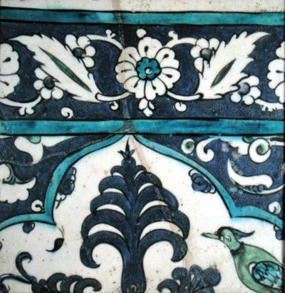 Iznik-fliser med blomsterdesign og kant (keramikk med farget underglasur) av Turkish School