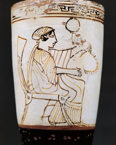 Lekythos, oljekolbe tilskrevet Tymbos-maleren som skildrer kvinne som vever krone, 500-tallet f.Kr. av Tymbos Painter (attr. to)