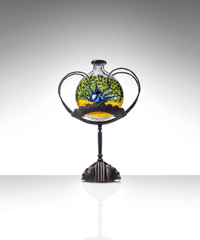 Påfuglmosaikkvase på stativ, ca. 1922 (håndblåst smeltet murrint glass og smijern) av Umberto Bellotto