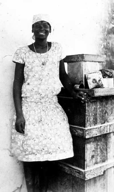 19322 HAITI Liten kjøpmann av Akassan kokt? men base av Unbekannt