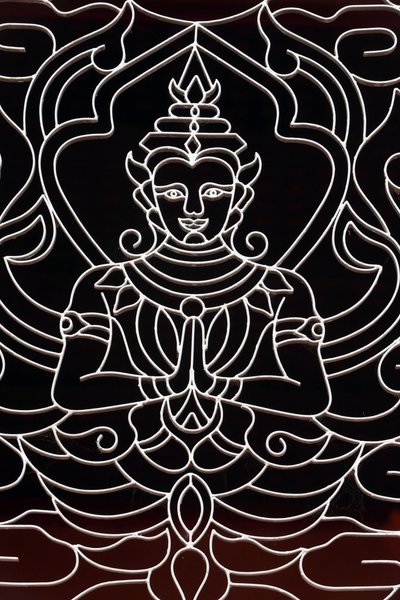 20151028, Vientiane, Laos: Wat Ong Teu buddhisttempel. En gudinne dekorerer et vindu av Unbekannt