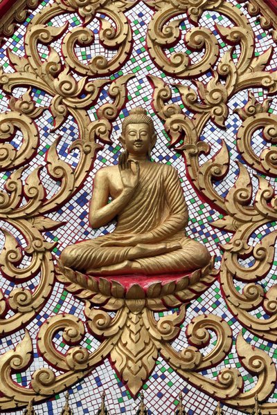 20151102, Vang Vieng, Laos : Inngangsdør dekorert med gullrelieffer. The Teaching Buddha skildrer et spesielt øyeblikk i Buddhas liv, nemlig den første prekenen Buddha holdt etter å ha nådd opplysningstiden av Unbekannt