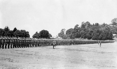 5th Battalion East Surrey-regiment på parade, Chakrata, 1917 av Unbekannt