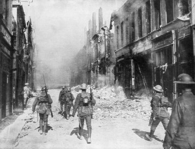 En britisk hærpatrulje, Cambrai, Frankrike, første verdenskrig, 9. oktober 1918 av Unbekannt