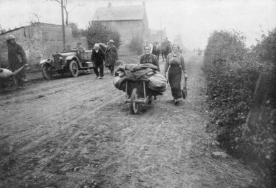 En britisk soldat hjelper en kvinne med å returnere til landsbyen hennes, Frankrike, 1918 av Unbekannt