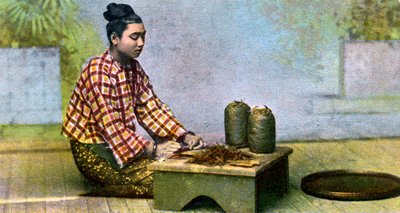 En burmesisk kvinne som lager sigarer, ca 1900-tallet av Unbekannt