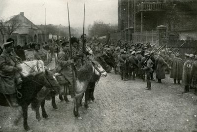 En kosakkpatrulje og russisk infanteri, 1919. av Unbekannt