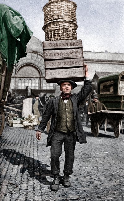 En markedsportier i Covent Garden, London, c1922. av Unbekannt