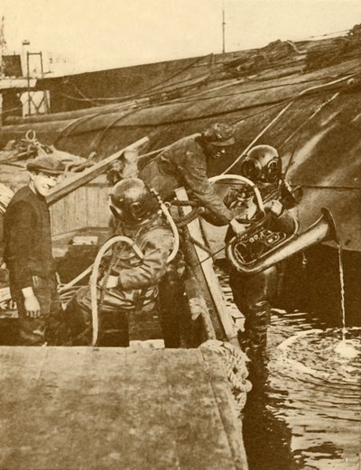 En dykker med euphonium og sverd fra den tyske Kaiser Scuttled at Scapa, c1930. av Unbekannt