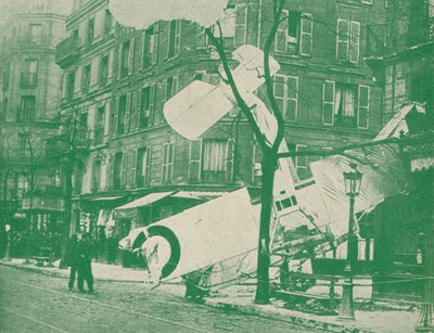 Et fransk fly går ned i en gate i Paris, c1917 1919 av Unbekannt