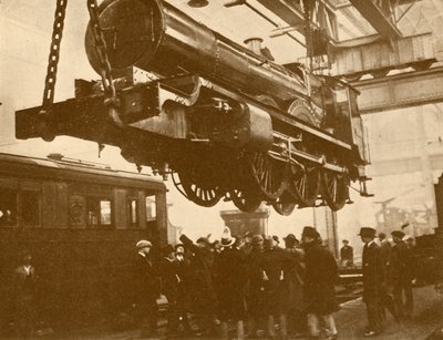 En Great Western Knight montert for inspeksjon av offentlige skolegutter som besøker Swindon, c1930. av Unbekannt