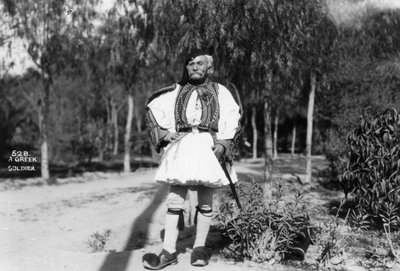 En gresk soldat i tradisjonell uniform, c1920-c1930s av Unbekannt