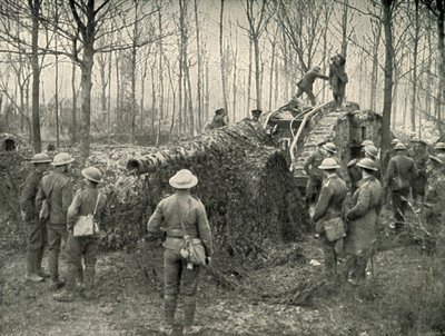 Et landskip som bringer inn under kamuflasje en 5.9 tysk marinepistol, 1919. av Unbekannt