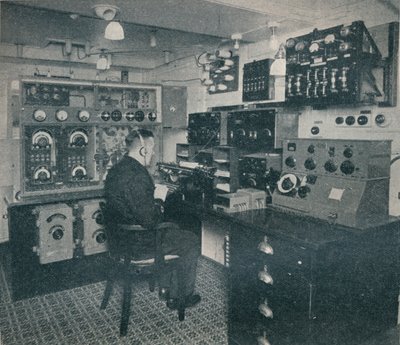 En trådløs operatør fra Marconi mottar trådløse meldinger når keiserinnen av Storbritannia krysser Atlanterhavet av Unbekannt