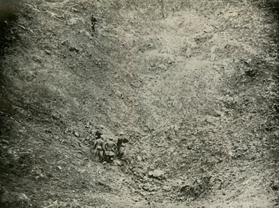 A Mine Crater in High Wood, 1919. av Unbekannt