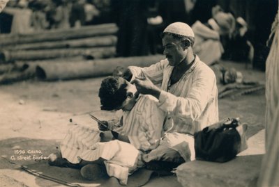 En gatefrisør, Kairo, Egypt, 1936 av Unbekannt