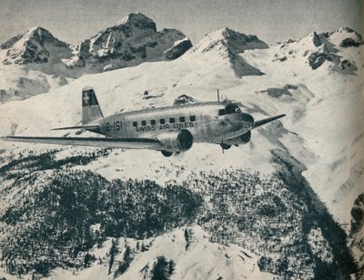Et Swissair-fly som flyr nær St Moritz Aerodrome, Sveits, c1936 c1937 av Unbekannt