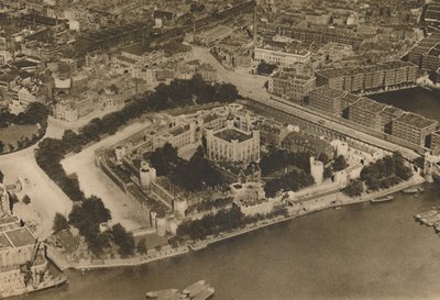 En utsikt over hans festning uante av William The Conqueror: The Tower from the Air, c1935. av Unbekannt