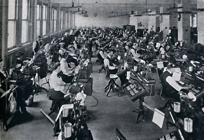 En visning av det største batteriet av komponerende maskiner i verden, 1916 av Unbekannt