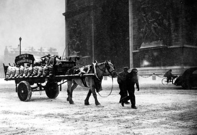 En vognlast med knappe kull, okkuperte Paris, januar 1941 av Unbekannt